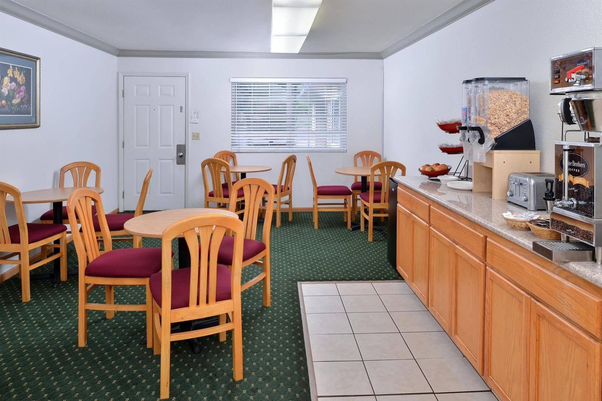 Americas Best Value Inn - Юкайа Экстерьер фото